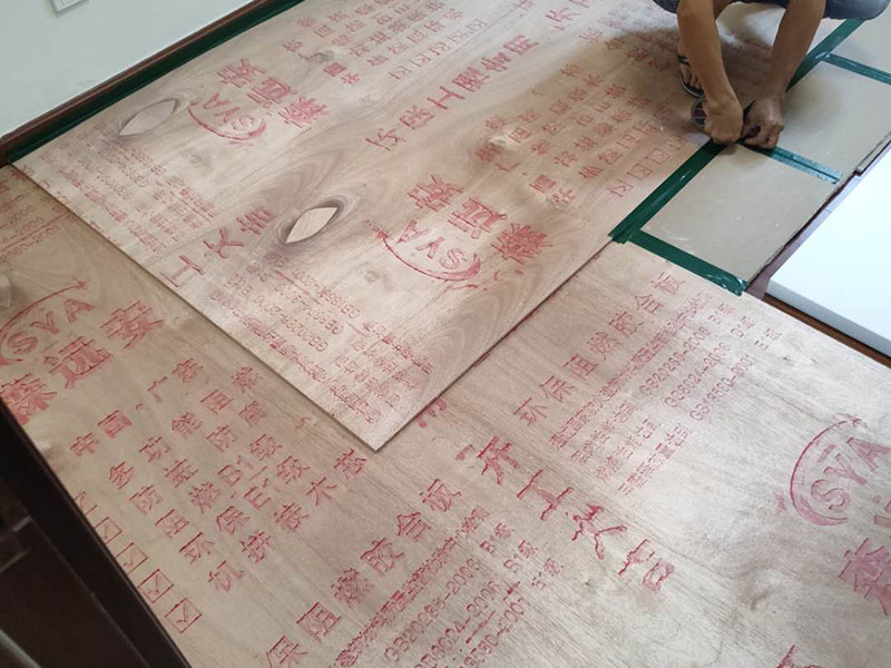 地板保護(hù)施工: 在進(jìn)行家居裝修的過(guò)程中，首先完成的就是地面的鋪設(shè)。因此，我們?cè)谶M(jìn)行其余施工時(shí)一定要注意對(duì)剛鋪好的地板進(jìn)行保護(hù)。而在裝修時(shí)灰塵是一定避免不了的，為了防止嶄新的地板被沾染灰塵以及施工團(tuán)隊(duì)人員等的腳印，最好先在地板上鋪一層防塵布等作為保護(hù)膜。除此之外，還是要在一天裝修結(jié)束后的時(shí)間里對(duì)防塵布等進(jìn)行灰塵的清除和家居保養(yǎng)工作，特別是灰塵堆積過(guò)厚的地方，以免將來(lái)裝修結(jié)束后因?yàn)榛覊m過(guò)多清理時(shí)意外污染地板。