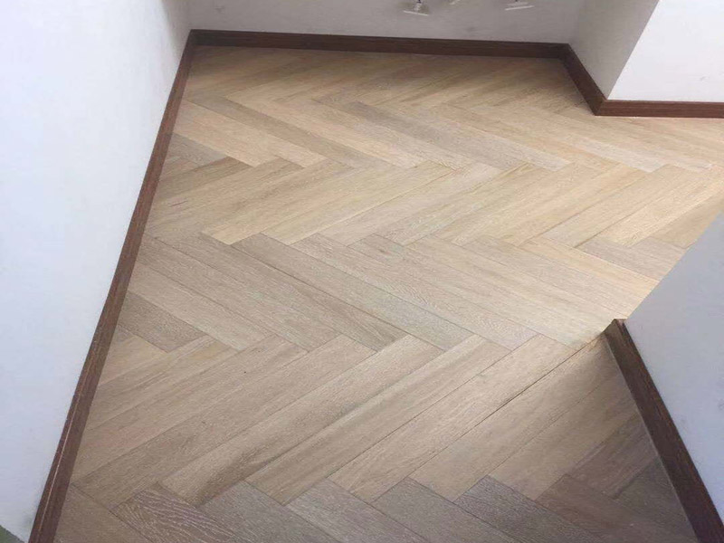 臥室地板局部修補(bǔ)：目前地板的修復(fù)方式大致可分為三種，一種是漆面修復(fù);一種是局部破壞，重裝修復(fù);另外一種是整體重裝修復(fù)。而地磚的修復(fù)方式僅限于局部破換，重裝修復(fù)和整體重裝修復(fù)兩種。這些修復(fù)方式各有利弊，選擇時(shí)要區(qū)別對待，除了重新鋪裝，但比較耗時(shí)、耗力以外，任何一種修復(fù)方式都不能使地板或地磚恢復(fù)如初。 局部破壞的修復(fù)方式則需要先將需更換的地板破壞掉，然后徹底取出。用工具將要更換的地板短邊處鑿出一個(gè)縫隙，再用鋸將需更換的地板表面鋸開;然后將分成小片的地板取出，但一定要保證不破壞周圍的地板;然后將拆下的地板周圍