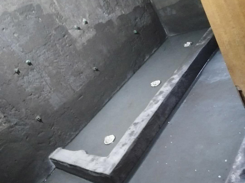 公共衛(wèi)生間裝修：和其它裝修流程一樣，首先要做得就是衛(wèi)生間的水電改造，在設(shè)計的時候，建議結(jié)合水路、電路的安全考慮，而且在設(shè)計的時候主要與實用性為主，把防水和電路做好，不然后期出現(xiàn)問題就比較麻煩了，防止安全隱患的發(fā)生。 基礎(chǔ)工程完了以后，就開始做表面主體工程的裝修了，主要包括墻面、地面和頂面的裝修，就是鋪墻磚、貼地磚和做吊頂這些的施工。在施工的時候按照嚴格的標準來做，才達得到預(yù)期的效果。