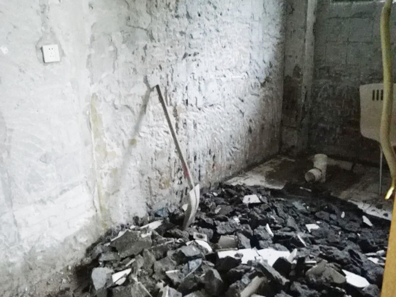 公共衛(wèi)生間裝修：和其它裝修流程一樣，首先要做得就是衛(wèi)生間的水電改造，在設(shè)計的時候，建議結(jié)合水路、電路的安全考慮，而且在設(shè)計的時候主要與實用性為主，把防水和電路做好，不然后期出現(xiàn)問題就比較麻煩了，防止安全隱患的發(fā)生。 基礎(chǔ)工程完了以后，就開始做表面主體工程的裝修了，主要包括墻面、地面和頂面的裝修，就是鋪墻磚、貼地磚和做吊頂這些的施工。在施工的時候按照嚴格的標準來做，才達得到預(yù)期的效果。