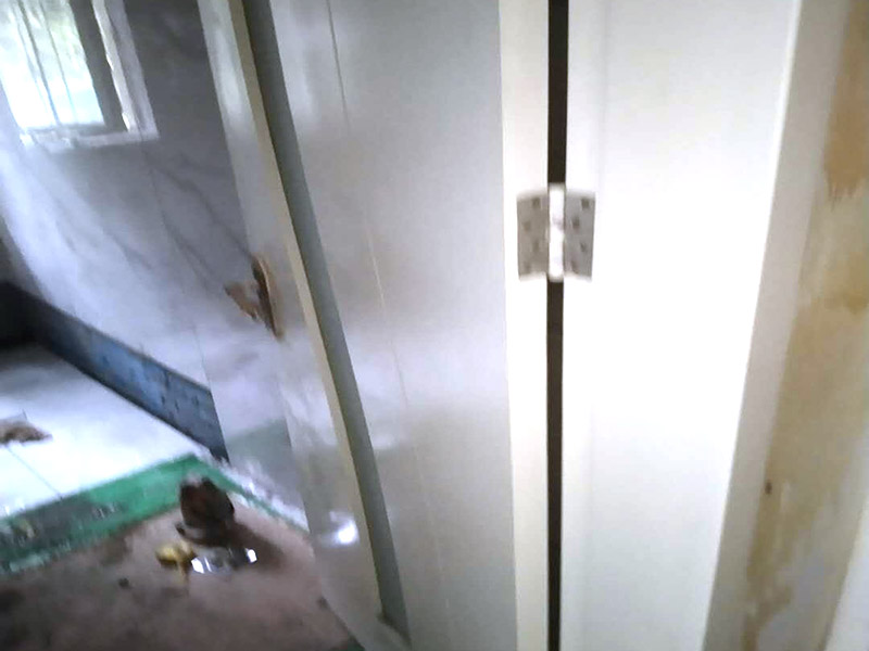 木門(mén)打磨翻新：1、卸下把手等裝飾品：把木門(mén)上面的把手等裝飾品都卸下來(lái)，防止下一步作業(yè)時(shí)劃傷手，也有利于均勻涂刷木門(mén)油漆。 2、打磨：用粗砂紙把需要刷油漆的地方都打磨一遍，注意轉(zhuǎn)角的地方不要打磨的太厲害，保持木門(mén)原來(lái)的形狀。用布沾水，弄成半濕狀，把剛打磨完的木門(mén)上的粉末都擦干凈。拿細(xì)砂紙?jiān)僦匦麓蚰ヒ槐?，同樣要注意轉(zhuǎn)角處。再用沾水布把粉末清理干凈。 3、刷木門(mén)油漆：取油漆、刷子，開(kāi)油漆蓋。把刷子在油漆桶里沾一下，一次不要沾太多的漆。刷漆的規(guī)則是從上到下，從左到右。注意轉(zhuǎn)角及隱藏處也要刷上漆。