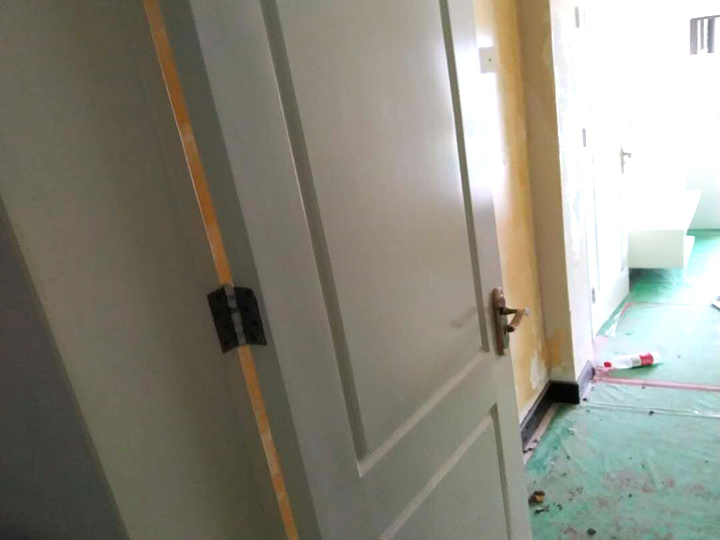 木門(mén)打磨翻新：1、卸下把手等裝飾品：把木門(mén)上面的把手等裝飾品都卸下來(lái)，防止下一步作業(yè)時(shí)劃傷手，也有利于均勻涂刷木門(mén)油漆。 2、打磨：用粗砂紙把需要刷油漆的地方都打磨一遍，注意轉(zhuǎn)角的地方不要打磨的太厲害，保持木門(mén)原來(lái)的形狀。用布沾水，弄成半濕狀，把剛打磨完的木門(mén)上的粉末都擦干凈。拿細(xì)砂紙?jiān)僦匦麓蚰ヒ槐?，同樣要注意轉(zhuǎn)角處。再用沾水布把粉末清理干凈。 3、刷木門(mén)油漆：取油漆、刷子，開(kāi)油漆蓋。把刷子在油漆桶里沾一下，一次不要沾太多的漆。刷漆的規(guī)則是從上到下，從左到右。注意轉(zhuǎn)角及隱藏處也要刷上漆。