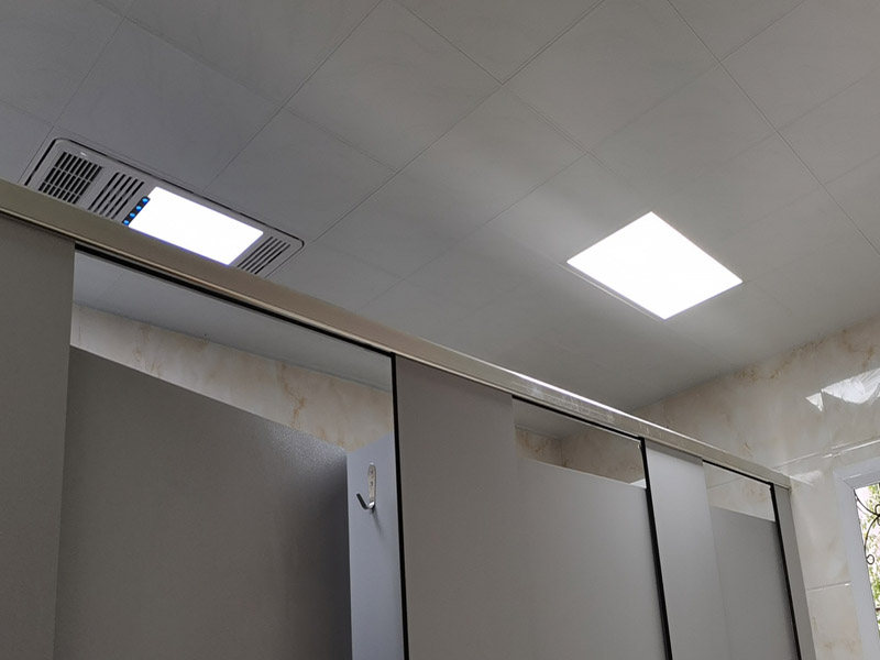 舊衛(wèi)生間裝修翻新：既然是舊衛(wèi)生間改造，那么面臨的就是將老舊的用料去除，重新選擇用料，其實(shí)這是一種浪費(fèi)。眾所周知，衛(wèi)生間是最長(zhǎng)接觸水源的地方，也是家居中最容易潮濕的場(chǎng)地，所以基本在做地板時(shí)，下層都會(huì)鋪設(shè)防水層，業(yè)主在重新鋪設(shè)地磚時(shí)，沒(méi)必要將原有的防水層去除，可以在原有防水層的基礎(chǔ)上加固，這樣將使防水更加的牢固。