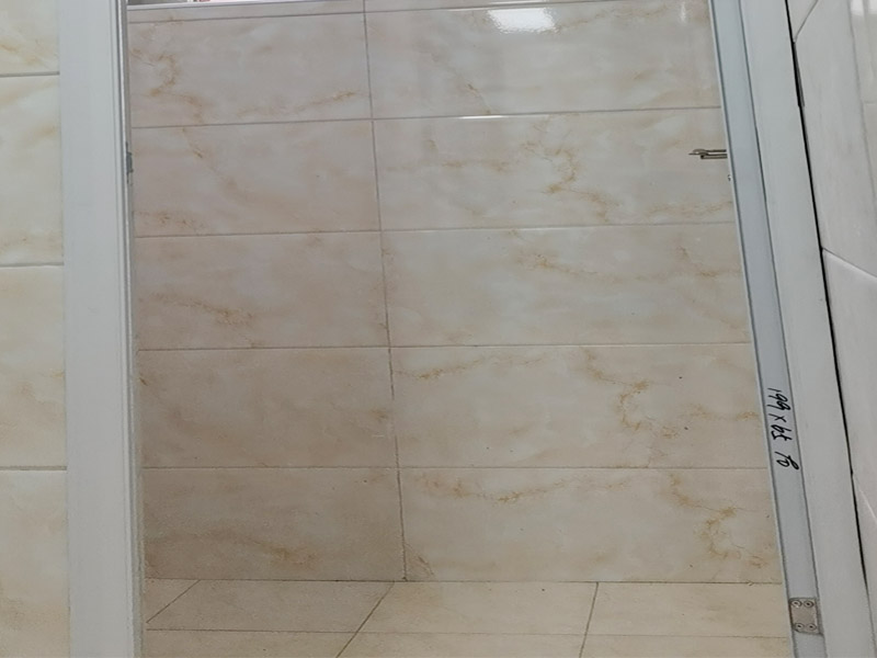 舊衛(wèi)生間裝修翻新：既然是舊衛(wèi)生間改造，那么面臨的就是將老舊的用料去除，重新選擇用料，其實(shí)這是一種浪費(fèi)。眾所周知，衛(wèi)生間是最長(zhǎng)接觸水源的地方，也是家居中最容易潮濕的場(chǎng)地，所以基本在做地板時(shí)，下層都會(huì)鋪設(shè)防水層，業(yè)主在重新鋪設(shè)地磚時(shí)，沒(méi)必要將原有的防水層去除，可以在原有防水層的基礎(chǔ)上加固，這樣將使防水更加的牢固。