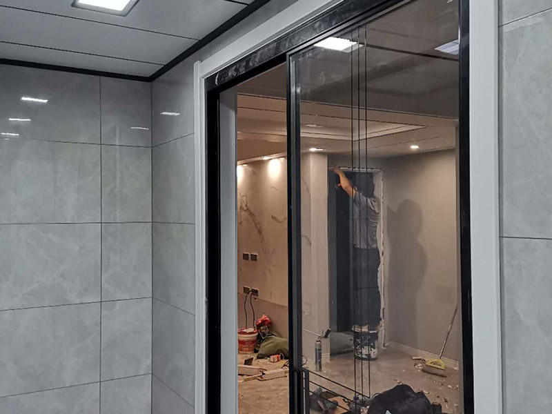 鋁合金滑門(mén)安裝：鋁合金門(mén)安裝前應(yīng)先放樣定出三種基準(zhǔn)線，作為安裝施工的準(zhǔn)備。中心基準(zhǔn)線--決定中心位置。水平基準(zhǔn)線--決定高度位置。進(jìn)出基準(zhǔn)線--決定內(nèi)外位置。安裝工依照上列的位置，安裝鋁合金門(mén)使用線墜，水平尺，定其真正水平，垂直位置后在鋁合金框四周用木楔填緊固定。將固定片埋入混凝土墻或磚墻內(nèi)3-4公分，以1：2水泥砂漿拌合石子固定，固定片固定后，周?chē)哪拘ㄓ砂惭b工拆除之后以水泥砂漿嵌縫，以免鋁合金框與壁面間產(chǎn)生縫隙滲水。