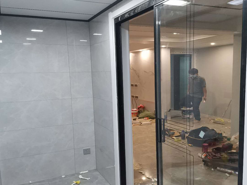 鋁合金滑門(mén)安裝：鋁合金門(mén)安裝前應(yīng)先放樣定出三種基準(zhǔn)線，作為安裝施工的準(zhǔn)備。中心基準(zhǔn)線--決定中心位置。水平基準(zhǔn)線--決定高度位置。進(jìn)出基準(zhǔn)線--決定內(nèi)外位置。安裝工依照上列的位置，安裝鋁合金門(mén)使用線墜，水平尺，定其真正水平，垂直位置后在鋁合金框四周用木楔填緊固定。將固定片埋入混凝土墻或磚墻內(nèi)3-4公分，以1：2水泥砂漿拌合石子固定，固定片固定后，周?chē)哪拘ㄓ砂惭b工拆除之后以水泥砂漿嵌縫，以免鋁合金框與壁面間產(chǎn)生縫隙滲水。