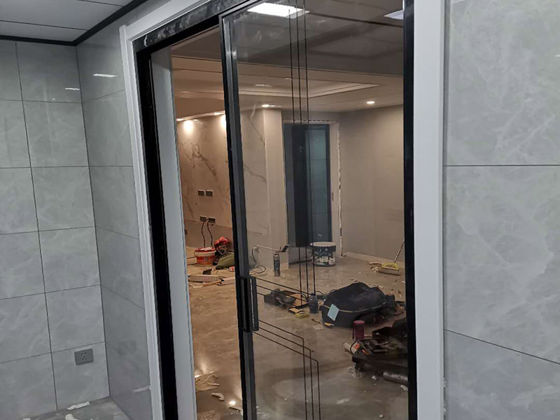 鋁合金滑門(mén)安裝：鋁合金門(mén)安裝前應(yīng)先放樣定出三種基準(zhǔn)線，作為安裝施工的準(zhǔn)備。中心基準(zhǔn)線--決定中心位置。水平基準(zhǔn)線--決定高度位置。進(jìn)出基準(zhǔn)線--決定內(nèi)外位置。安裝工依照上列的位置，安裝鋁合金門(mén)使用線墜，水平尺，定其真正水平，垂直位置后在鋁合金框四周用木楔填緊固定。將固定片埋入混凝土墻或磚墻內(nèi)3-4公分，以1：2水泥砂漿拌合石子固定，固定片固定后，周?chē)哪拘ㄓ砂惭b工拆除之后以水泥砂漿嵌縫，以免鋁合金框與壁面間產(chǎn)生縫隙滲水。