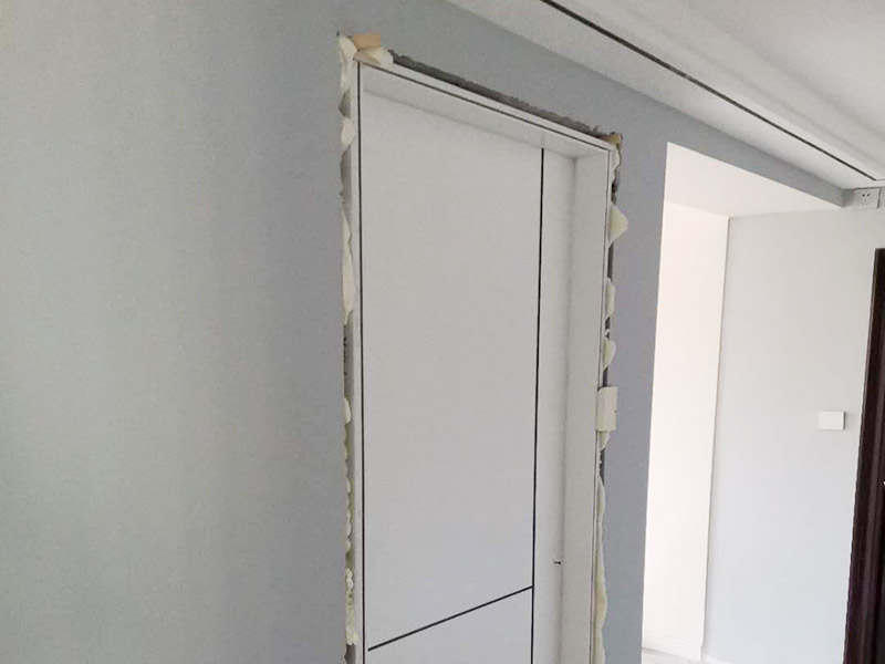 臥室木門安裝：首先要組裝門套。在上一個木門安裝步驟中我們已經(jīng)將木門的各個部件整理好了，所以此時只需要將門套與立板根據(jù)編號接合。接下來將門套安裝進門洞里。應該先將門套的四周固定好，要注意門套是否與地面垂直，這時候的木門安裝標準是垂直誤差不可以超過2mm,水平誤差不允許超過1mm。然后就是安裝門扇了，密封條一定要做好。最后是安裝五金，包括門鎖、合頁、門吸等，一定要確保靈活、牢固。