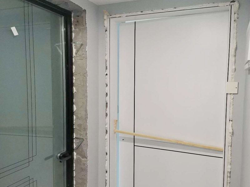 萬不得已別踢門，門被踢壞得自己找人修，修門師傅手藝高收費也高