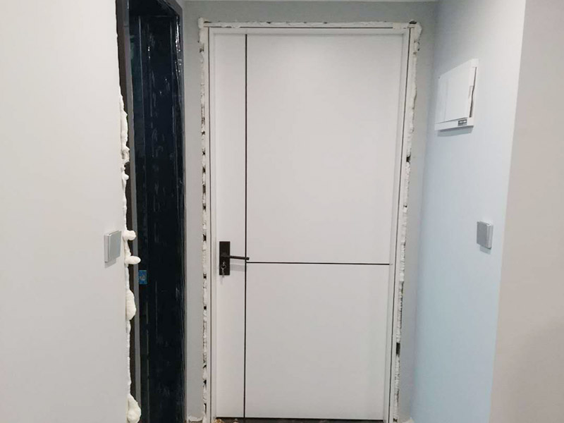 臥室木門安裝：首先要組裝門套。在上一個木門安裝步驟中我們已經(jīng)將木門的各個部件整理好了，所以此時只需要將門套與立板根據(jù)編號接合。接下來將門套安裝進門洞里。應該先將門套的四周固定好，要注意門套是否與地面垂直，這時候的木門安裝標準是垂直誤差不可以超過2mm,水平誤差不允許超過1mm。然后就是安裝門扇了，密封條一定要做好。最后是安裝五金，包括門鎖、合頁、門吸等，一定要確保靈活、牢固。