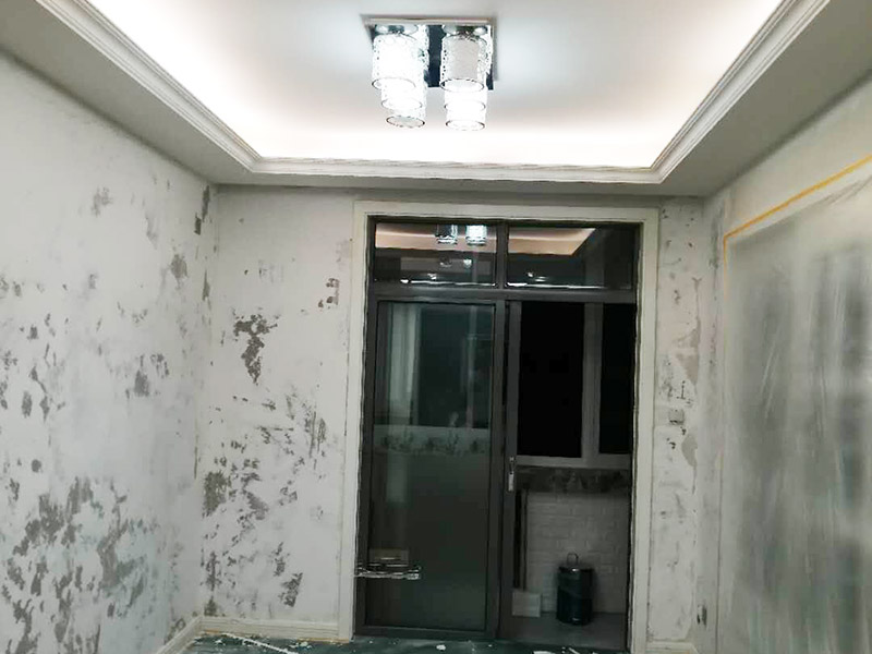 全屋墻面鏟除翻新：首先用水將墻面浸濕，這樣在鏟除墻面時比較省力，墻面必須要鏟到露出水泥砂漿面。然后是涂刷界面劑，一定要全部都刷到而且要均勻。墻面的裂縫通常都是用牛皮紙帶及白乳膠來貼住，但不能保證它能百分百不再開裂。 2、 如果墻面凹凸不平，那么就需要用石膏來找平，誤差最好不要超過0.5公分。非承重墻一般都是需要貼布的，所以最好選擇質(zhì)地好的墻布和白乳膠，有條件的話可以使用網(wǎng)格布，對于防裂效果會更好。 3、 在挑選膩子時應(yīng)該選顆粒細度高及質(zhì)地較硬的，或是把白乳膠添加到膩子中提高膩子的硬度。打磨墻面要選用細砂紙，砂紙如果過粗會在墻面上留下很深的砂痕，就算是刷漆也沒辦法遮蓋住。墻面打磨之后要清掃一遍，否則粉塵過多會影響到漆的附著力。 4、 墻面在刷底漆時，一定要把每個地方都刷到并且要均勻。刷底漆要使用質(zhì)地好滾筒，以免影響到底漆涂刷的效果。在膩子打磨之后，墻面都會留下一些比較難看的坑眼，特別是在刷漆后非常明顯，所以需要找補。在找補時一定要打磨平整，為了避免出現(xiàn)色差坑眼在底漆里多加一點水再涂刷。