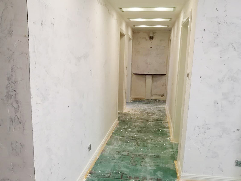 全屋墻面鏟除翻新：首先用水將墻面浸濕，這樣在鏟除墻面時比較省力，墻面必須要鏟到露出水泥砂漿面。然后是涂刷界面劑，一定要全部都刷到而且要均勻。墻面的裂縫通常都是用牛皮紙帶及白乳膠來貼住，但不能保證它能百分百不再開裂。 2、 如果墻面凹凸不平，那么就需要用石膏來找平，誤差最好不要超過0.5公分。非承重墻一般都是需要貼布的，所以最好選擇質(zhì)地好的墻布和白乳膠，有條件的話可以使用網(wǎng)格布，對于防裂效果會更好。 3、 在挑選膩子時應(yīng)該選顆粒細度高及質(zhì)地較硬的，或是把白乳膠添加到膩子中提高膩子的硬度。打磨墻面要選用細砂紙，砂紙如果過粗會在墻面上留下很深的砂痕，就算是刷漆也沒辦法遮蓋住。墻面打磨之后要清掃一遍，否則粉塵過多會影響到漆的附著力。 4、 墻面在刷底漆時，一定要把每個地方都刷到并且要均勻。刷底漆要使用質(zhì)地好滾筒，以免影響到底漆涂刷的效果。在膩子打磨之后，墻面都會留下一些比較難看的坑眼，特別是在刷漆后非常明顯，所以需要找補。在找補時一定要打磨平整，為了避免出現(xiàn)色差坑眼在底漆里多加一點水再涂刷。