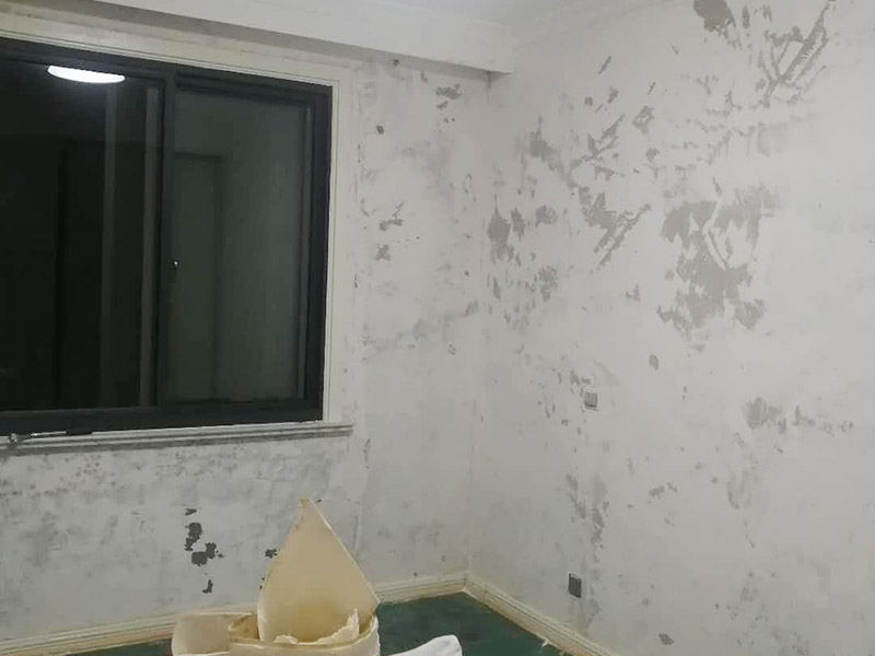 全屋墻面鏟除翻新：首先用水將墻面浸濕，這樣在鏟除墻面時比較省力，墻面必須要鏟到露出水泥砂漿面。然后是涂刷界面劑，一定要全部都刷到而且要均勻。墻面的裂縫通常都是用牛皮紙帶及白乳膠來貼住，但不能保證它能百分百不再開裂。 2、 如果墻面凹凸不平，那么就需要用石膏來找平，誤差最好不要超過0.5公分。非承重墻一般都是需要貼布的，所以最好選擇質(zhì)地好的墻布和白乳膠，有條件的話可以使用網(wǎng)格布，對于防裂效果會更好。 3、 在挑選膩子時應(yīng)該選顆粒細度高及質(zhì)地較硬的，或是把白乳膠添加到膩子中提高膩子的硬度。打磨墻面要選用細砂紙，砂紙如果過粗會在墻面上留下很深的砂痕，就算是刷漆也沒辦法遮蓋住。墻面打磨之后要清掃一遍，否則粉塵過多會影響到漆的附著力。 4、 墻面在刷底漆時，一定要把每個地方都刷到并且要均勻。刷底漆要使用質(zhì)地好滾筒，以免影響到底漆涂刷的效果。在膩子打磨之后，墻面都會留下一些比較難看的坑眼，特別是在刷漆后非常明顯，所以需要找補。在找補時一定要打磨平整，為了避免出現(xiàn)色差坑眼在底漆里多加一點水再涂刷。