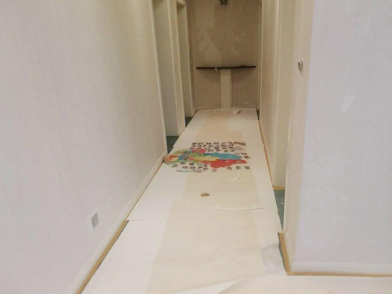 全屋舊墻紙撕除案例：1：在墻面頂部選一塊不顯眼的角落，用美工刀的刀尖將墻紙掀起。2：盡量貼近墻面，捏住墻紙的一角，試著將其從墻面上揭下。朝著自己的方向?qū)垊冸x墻面，這樣更容易揭下墻紙。 用美工刀、剃刀片或墻紙刮刀(一種專用工具，在墻紙店可以買到)，沿水平方向?qū)⑴f墻紙割開，讓溫肥皂水或墻紙剝除劑滲到墻紙的后面，軟化粘合劑，然后就可以從石膏墻上撕除或刮除墻紙了。如要噴涂墻紙剝除劑，需戴上粉刷工面罩，以免吸入化學(xué)氣體。