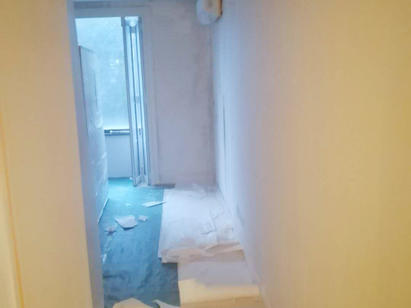 全屋舊墻紙撕除案例：1：在墻面頂部選一塊不顯眼的角落，用美工刀的刀尖將墻紙掀起。2：盡量貼近墻面，捏住墻紙的一角，試著將其從墻面上揭下。朝著自己的方向?qū)垊冸x墻面，這樣更容易揭下墻紙。 用美工刀、剃刀片或墻紙刮刀(一種專用工具，在墻紙店可以買到)，沿水平方向?qū)⑴f墻紙割開，讓溫肥皂水或墻紙剝除劑滲到墻紙的后面，軟化粘合劑，然后就可以從石膏墻上撕除或刮除墻紙了。如要噴涂墻紙剝除劑，需戴上粉刷工面罩，以免吸入化學(xué)氣體。