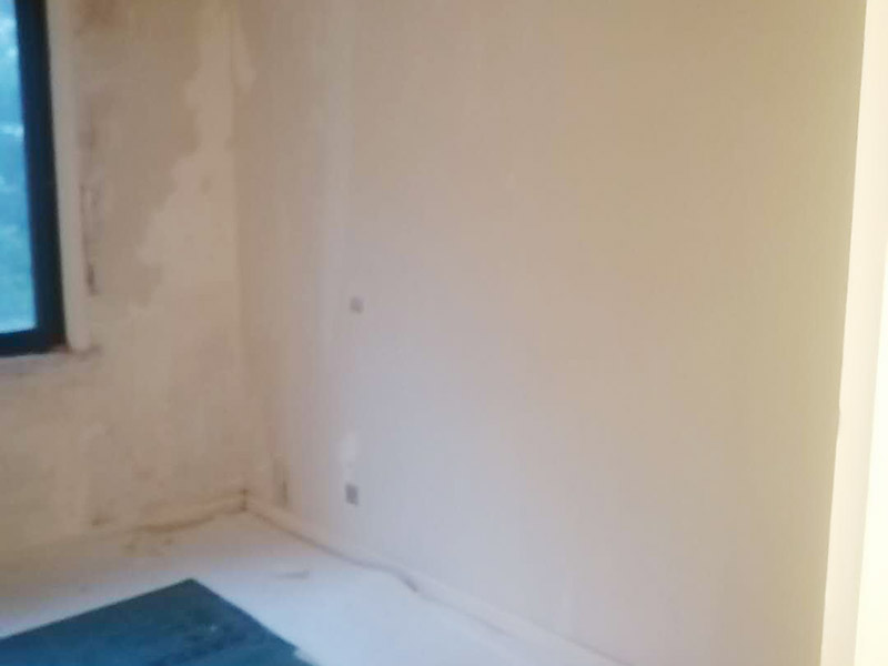 全屋舊墻紙撕除案例：1：在墻面頂部選一塊不顯眼的角落，用美工刀的刀尖將墻紙掀起。2：盡量貼近墻面，捏住墻紙的一角，試著將其從墻面上揭下。朝著自己的方向?qū)垊冸x墻面，這樣更容易揭下墻紙。 用美工刀、剃刀片或墻紙刮刀(一種專用工具，在墻紙店可以買到)，沿水平方向?qū)⑴f墻紙割開，讓溫肥皂水或墻紙剝除劑滲到墻紙的后面，軟化粘合劑，然后就可以從石膏墻上撕除或刮除墻紙了。如要噴涂墻紙剝除劑，需戴上粉刷工面罩，以免吸入化學(xué)氣體。