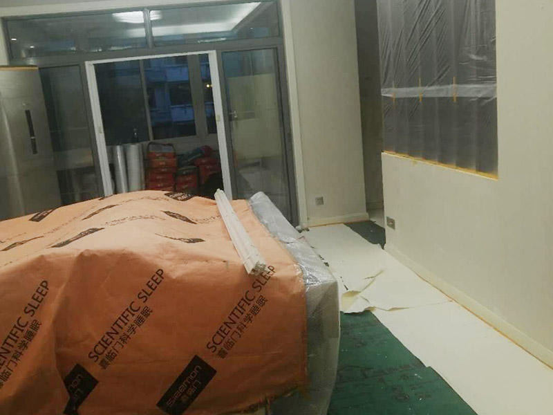 全屋舊墻紙撕除案例：1：在墻面頂部選一塊不顯眼的角落，用美工刀的刀尖將墻紙掀起。2：盡量貼近墻面，捏住墻紙的一角，試著將其從墻面上揭下。朝著自己的方向?qū)垊冸x墻面，這樣更容易揭下墻紙。 用美工刀、剃刀片或墻紙刮刀(一種專用工具，在墻紙店可以買到)，沿水平方向?qū)⑴f墻紙割開，讓溫肥皂水或墻紙剝除劑滲到墻紙的后面，軟化粘合劑，然后就可以從石膏墻上撕除或刮除墻紙了。如要噴涂墻紙剝除劑，需戴上粉刷工面罩，以免吸入化學(xué)氣體。