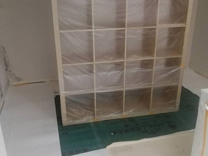 全屋舊墻紙撕除案例：1：在墻面頂部選一塊不顯眼的角落，用美工刀的刀尖將墻紙掀起。2：盡量貼近墻面，捏住墻紙的一角，試著將其從墻面上揭下。朝著自己的方向?qū)垊冸x墻面，這樣更容易揭下墻紙。 用美工刀、剃刀片或墻紙刮刀(一種專用工具，在墻紙店可以買到)，沿水平方向?qū)⑴f墻紙割開，讓溫肥皂水或墻紙剝除劑滲到墻紙的后面，軟化粘合劑，然后就可以從石膏墻上撕除或刮除墻紙了。如要噴涂墻紙剝除劑，需戴上粉刷工面罩，以免吸入化學(xué)氣體。