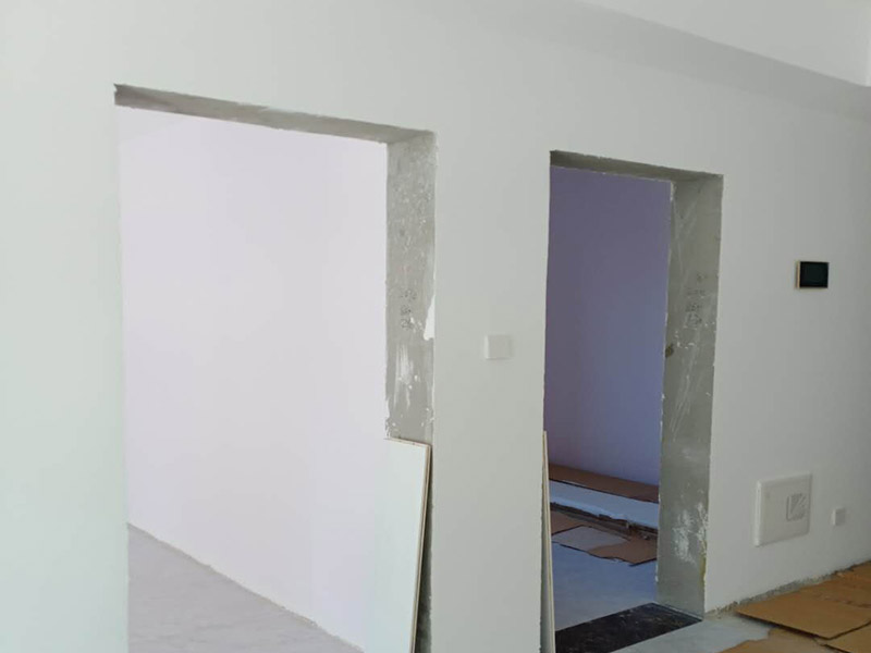 臥室套裝門安裝：到工地后，先清理干凈門洞及安裝現(xiàn)場，測量好門洞尺寸，再心中計(jì)劃好安裝方式，把門扇尺寸測量好，門頂板一般比實(shí)際門洞尺寸長20-50 mm、裝門空隙6-8mm，用門頂板以門扇現(xiàn)場尺寸一邊釘2顆釘，把門框固定，把門洞的上下對角也用手唑打平。門框左右兩邊各釘四片拉片，把門框放入門洞內(nèi)，頂板中間前后各釘2片拉片。把門框放入門洞中央，兩邊分均勻，并用木屑把兩邊門框跟門洞之間的空隙，把合頁裝上門扇，注意好門扇與門框的平整度（留好線條位置），把門扇裝在固定的門框上，關(guān)好門，試好能否開關(guān)自如，門頂板是否合適，另一邊板上下是否合線，用木屑墊平門框，全部固定再試好門扇是否關(guān)開自如。