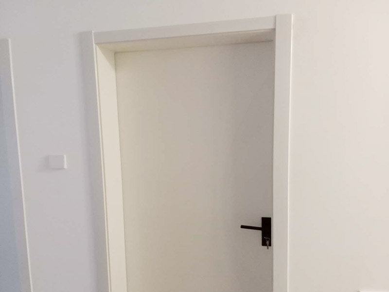 臥室套裝門安裝：到工地后，先清理干凈門洞及安裝現(xiàn)場，測量好門洞尺寸，再心中計(jì)劃好安裝方式，把門扇尺寸測量好，門頂板一般比實(shí)際門洞尺寸長20-50 mm、裝門空隙6-8mm，用門頂板以門扇現(xiàn)場尺寸一邊釘2顆釘，把門框固定，把門洞的上下對角也用手唑打平。門框左右兩邊各釘四片拉片，把門框放入門洞內(nèi)，頂板中間前后各釘2片拉片。把門框放入門洞中央，兩邊分均勻，并用木屑把兩邊門框跟門洞之間的空隙，把合頁裝上門扇，注意好門扇與門框的平整度（留好線條位置），把門扇裝在固定的門框上，關(guān)好門，試好能否開關(guān)自如，門頂板是否合適，另一邊板上下是否合線，用木屑墊平門框，全部固定再試好門扇是否關(guān)開自如。