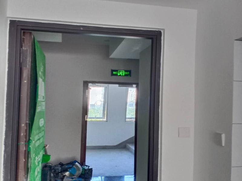 臥室套裝門安裝：到工地后，先清理干凈門洞及安裝現(xiàn)場，測量好門洞尺寸，再心中計(jì)劃好安裝方式，把門扇尺寸測量好，門頂板一般比實(shí)際門洞尺寸長20-50 mm、裝門空隙6-8mm，用門頂板以門扇現(xiàn)場尺寸一邊釘2顆釘，把門框固定，把門洞的上下對角也用手唑打平。門框左右兩邊各釘四片拉片，把門框放入門洞內(nèi)，頂板中間前后各釘2片拉片。把門框放入門洞中央，兩邊分均勻，并用木屑把兩邊門框跟門洞之間的空隙，把合頁裝上門扇，注意好門扇與門框的平整度（留好線條位置），把門扇裝在固定的門框上，關(guān)好門，試好能否開關(guān)自如，門頂板是否合適，另一邊板上下是否合線，用木屑墊平門框，全部固定再試好門扇是否關(guān)開自如。