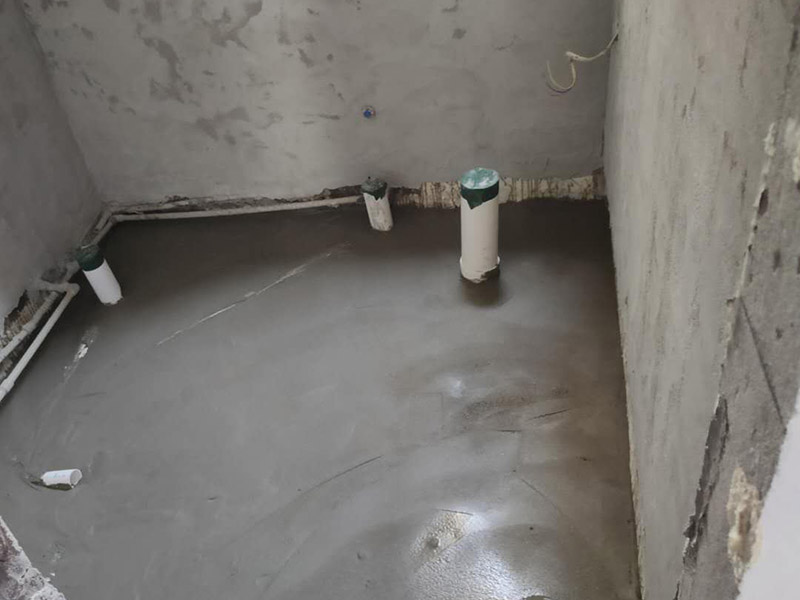 衛(wèi)生間地面找平施工：若地面基層尚可的情況下，可考慮選擇石膏地面找平法。因為地面整體還算平整，只有局部不平，使用這種方法可不增高地面，對層高不會有任何影響。而且施工簡單、快速，容易干燥。不過，不適合大面積地面找平。開始地面找平的第一步，對地面基層進(jìn)行打磨處理，然后涂刷一遍界面劑，干燥后繼續(xù)涂刷第二遍;接著調(diào)配自流平水泥，使用工具來推，并借助滾筒工具來壓均勻，最后要保護(hù)地面等待完全干燥。