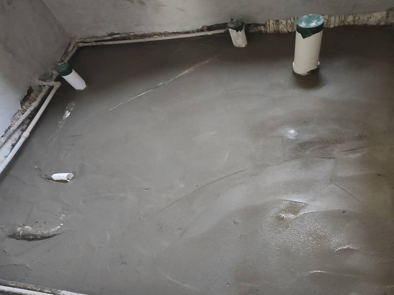 衛(wèi)生間地面找平施工：若地面基層尚可的情況下，可考慮選擇石膏地面找平法。因為地面整體還算平整，只有局部不平，使用這種方法可不增高地面，對層高不會有任何影響。而且施工簡單、快速，容易干燥。不過，不適合大面積地面找平。開始地面找平的第一步，對地面基層進(jìn)行打磨處理，然后涂刷一遍界面劑，干燥后繼續(xù)涂刷第二遍;接著調(diào)配自流平水泥，使用工具來推，并借助滾筒工具來壓均勻，最后要保護(hù)地面等待完全干燥。