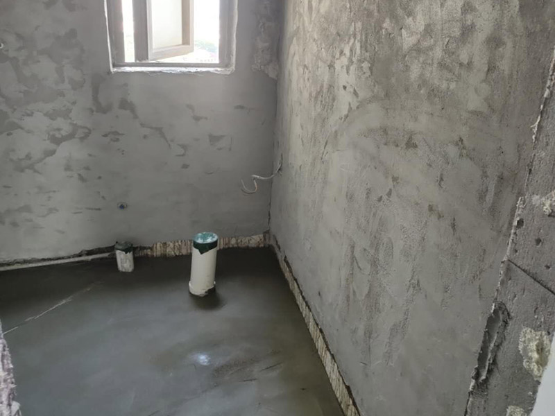 衛(wèi)生間地面找平施工：若地面基層尚可的情況下，可考慮選擇石膏地面找平法。因為地面整體還算平整，只有局部不平，使用這種方法可不增高地面，對層高不會有任何影響。而且施工簡單、快速，容易干燥。不過，不適合大面積地面找平。開始地面找平的第一步，對地面基層進(jìn)行打磨處理，然后涂刷一遍界面劑，干燥后繼續(xù)涂刷第二遍;接著調(diào)配自流平水泥，使用工具來推，并借助滾筒工具來壓均勻，最后要保護(hù)地面等待完全干燥。