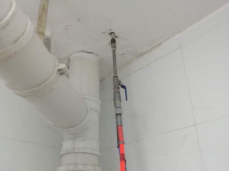 衛(wèi)生間漏水維修:1、清理：把衛(wèi)生間地上，墻面清潔潔凈，重點(diǎn)是水管根部與地磚結(jié)合處，地漏周邊，馬桶，潔具與地磚的結(jié)合處，四邊墻根，把塵垢用毛刷或鋼絲刷清理潔凈，曬干！這一步非常重要！ 2、添補(bǔ)：把地漏，水管，潔具，這些與地磚結(jié)合處，及四周墻根處，墻面地上較顯著的裂縫處，悉數(shù)用水泥砂漿，或許勾縫劑從頭批刮添補(bǔ)一下，要求要細(xì)心、完好、無遺失、批刮平整、密實(shí)！然后曬干！ 3、涂刷：把&ldquo;清泉衛(wèi)生間抗?jié)B補(bǔ)漏劑&rdquo;開蓋倒在衛(wèi)生間的地上上，用木板，或許刮板由中心向四周均勻刮開，至到刮滿整個(gè)衛(wèi)生間地上，要求吸收均勻，飽滿！ 4、擦干：等候半個(gè)小時(shí)到1個(gè)小時(shí)后把衛(wèi)生間地上殘留的多余的抗?jié)B補(bǔ)漏劑擦干就能夠了。 5、保養(yǎng)：在施工后12個(gè)小時(shí)內(nèi)不要有明水沖淋，浸泡，假如要做閉水實(shí)驗(yàn)盡量比及24小時(shí)今后，再做查驗(yàn)。