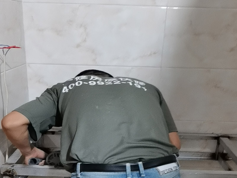 浴室洗手臺裝修：不管是哪種獨立洗手臺，安裝的高度都非常重要，若是水龍頭的水流過強，而你的獨立洗手臺的深度很淺的話，這時候水就會濺到你身上了。所在安裝的時候必須留有足夠的深度，同時底部也要有適當(dāng)?shù)幕《龋o水流一個緩沖的時間。挑好獨立洗手臺后，要安排好排水和水管的位置，看獨立洗手臺與管道連接是否牢固，否則的話管道不通，還有另外接到好幾條管道。