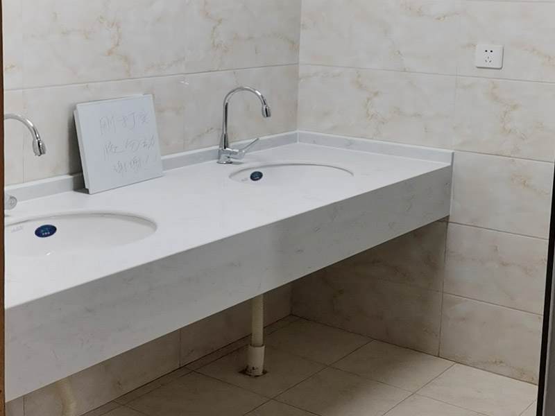 浴室洗手臺裝修：不管是哪種獨立洗手臺，安裝的高度都非常重要，若是水龍頭的水流過強，而你的獨立洗手臺的深度很淺的話，這時候水就會濺到你身上了。所在安裝的時候必須留有足夠的深度，同時底部也要有適當(dāng)?shù)幕《龋o水流一個緩沖的時間。挑好獨立洗手臺后，要安排好排水和水管的位置，看獨立洗手臺與管道連接是否牢固，否則的話管道不通，還有另外接到好幾條管道。