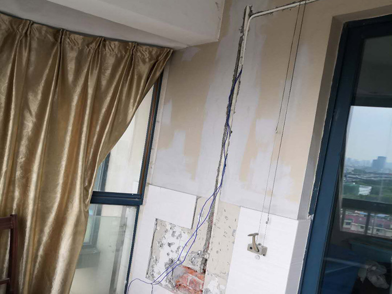 陽(yáng)臺(tái)水電改造:開(kāi)關(guān)插座的位置和水路接口的位置，水電定位需要根據(jù)用戶(hù)的需求來(lái)決定。配電箱控制了家中的用電，在安裝設(shè)計(jì)上需要考慮到日后使用方便以及隱蔽安全和外來(lái)主線(xiàn)直接相連等問(wèn)題，注意電氣線(xiàn)路不可隱藏在建筑承重墻、柱內(nèi)。在插座和開(kāi)關(guān)燈具燈設(shè)計(jì)上，需要考慮到室內(nèi)的可變性。不同的空間的使用情況是不一樣的，所以要減少部分使用者在使用過(guò)程中的再規(guī)劃設(shè)計(jì)的障礙，電器設(shè)備的移動(dòng)對(duì)用電、用水的影響，同時(shí)要注意新埋線(xiàn)和換線(xiàn)的價(jià)格是不一樣的。