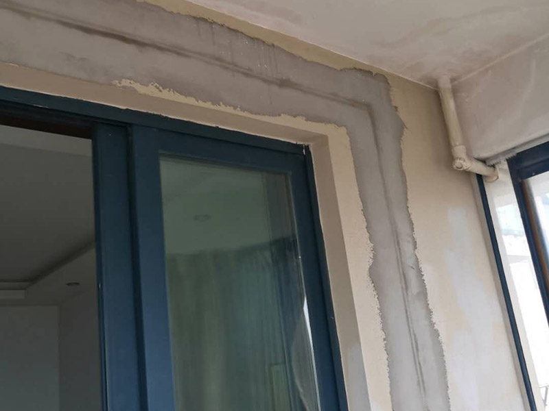 陽(yáng)臺(tái)水電改造:開(kāi)關(guān)插座的位置和水路接口的位置，水電定位需要根據(jù)用戶(hù)的需求來(lái)決定。配電箱控制了家中的用電，在安裝設(shè)計(jì)上需要考慮到日后使用方便以及隱蔽安全和外來(lái)主線(xiàn)直接相連等問(wèn)題，注意電氣線(xiàn)路不可隱藏在建筑承重墻、柱內(nèi)。在插座和開(kāi)關(guān)燈具燈設(shè)計(jì)上，需要考慮到室內(nèi)的可變性。不同的空間的使用情況是不一樣的，所以要減少部分使用者在使用過(guò)程中的再規(guī)劃設(shè)計(jì)的障礙，電器設(shè)備的移動(dòng)對(duì)用電、用水的影響，同時(shí)要注意新埋線(xiàn)和換線(xiàn)的價(jià)格是不一樣的。