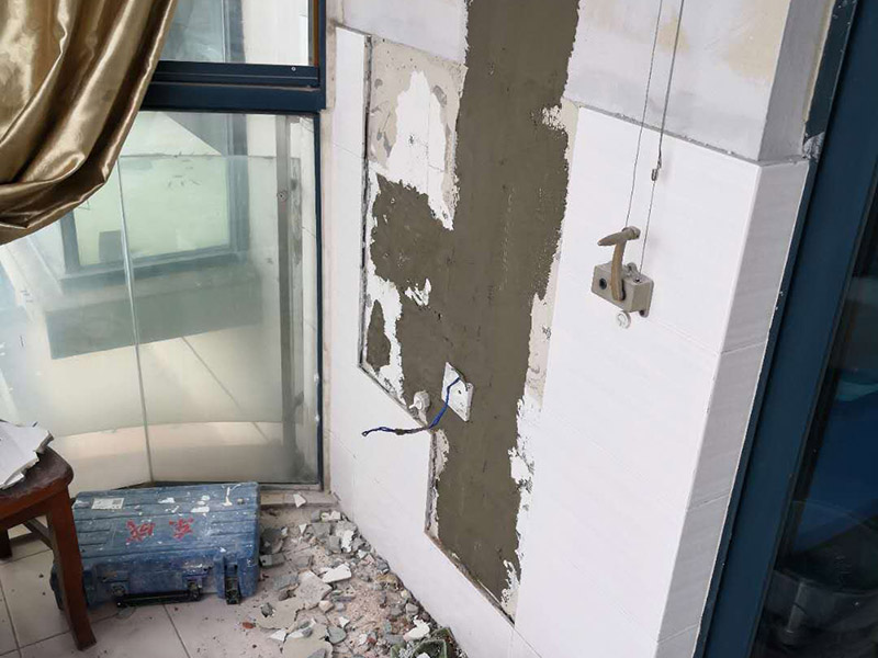 陽(yáng)臺(tái)水電改造:開(kāi)關(guān)插座的位置和水路接口的位置，水電定位需要根據(jù)用戶(hù)的需求來(lái)決定。配電箱控制了家中的用電，在安裝設(shè)計(jì)上需要考慮到日后使用方便以及隱蔽安全和外來(lái)主線(xiàn)直接相連等問(wèn)題，注意電氣線(xiàn)路不可隱藏在建筑承重墻、柱內(nèi)。在插座和開(kāi)關(guān)燈具燈設(shè)計(jì)上，需要考慮到室內(nèi)的可變性。不同的空間的使用情況是不一樣的，所以要減少部分使用者在使用過(guò)程中的再規(guī)劃設(shè)計(jì)的障礙，電器設(shè)備的移動(dòng)對(duì)用電、用水的影響，同時(shí)要注意新埋線(xiàn)和換線(xiàn)的價(jià)格是不一樣的。