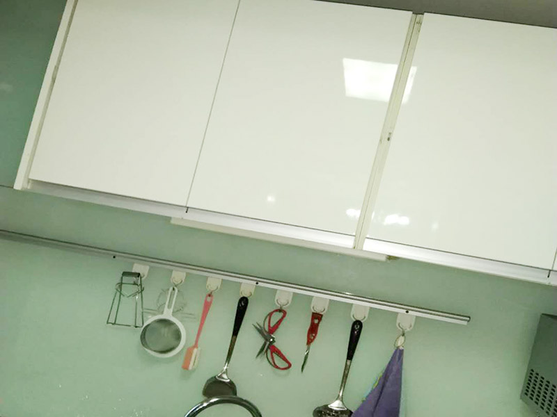 櫥柜門更換維修：首先要固定上軌道。軌道前飾面與柜櫥表面在同一平面，上導(dǎo)軌平放在預(yù)留位置。然后，將兩扇門放入導(dǎo)軌，使用水平或垂直尺測(cè)量門框的垂直度，調(diào)整上下導(dǎo)軌位置并固定。再次檢查門體是否與兩面平行，我們可以調(diào)整底輪，調(diào)整門體，達(dá)到邊框和兩邊的水平；最后將防跳裝置固定好。