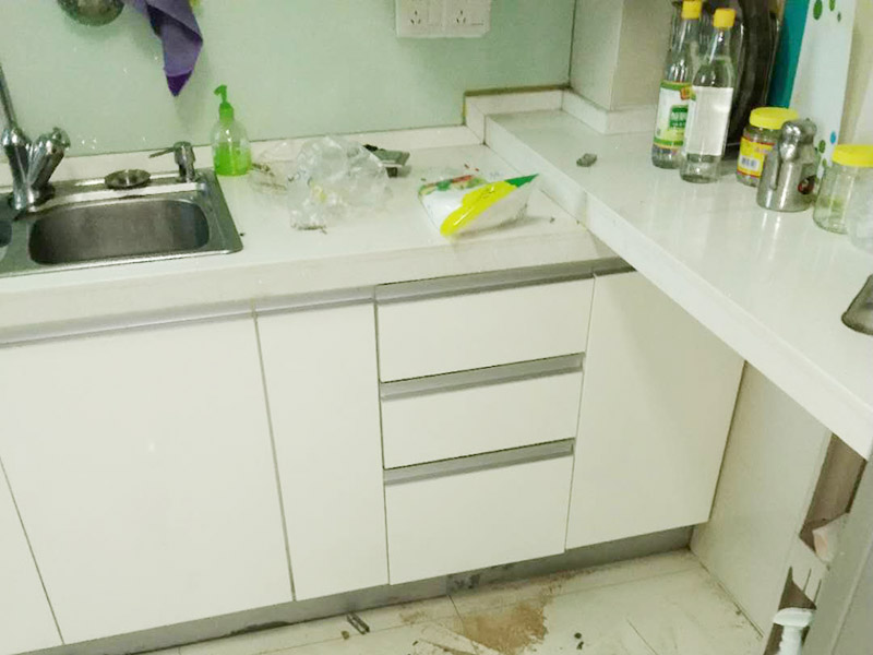 櫥柜門更換維修：首先要固定上軌道。軌道前飾面與柜櫥表面在同一平面，上導(dǎo)軌平放在預(yù)留位置。然后，將兩扇門放入導(dǎo)軌，使用水平或垂直尺測(cè)量門框的垂直度，調(diào)整上下導(dǎo)軌位置并固定。再次檢查門體是否與兩面平行，我們可以調(diào)整底輪，調(diào)整門體，達(dá)到邊框和兩邊的水平；最后將防跳裝置固定好。