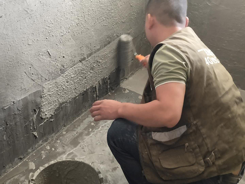 衛(wèi)生間防水工藝：1、基層處理：基層處理是衛(wèi)生間做防水的基礎(chǔ)工作，要找平地面，確保地面的平整干凈。如果地面有縫隙或者不平整的情況，后期可能會(huì)造成漏水等問題。 2、鋪貼涂料：鋪貼涂料時(shí)要做到用力均勻，不能漏刷、缺刷，避免脫落、開裂等，過于干燥的季節(jié)也不適宜做防水。涂刷的厚度小于1毫米比較好。 3、鋪保護(hù)層：做完防水涂層后一定要涂上表面防護(hù)涂料，對內(nèi)部材料起到保護(hù)的作用。鋪保護(hù)層與鋪防水涂料一樣要做到均勻、無裂痕、不脫落。 4、閉水試驗(yàn)：閉水實(shí)驗(yàn)是衛(wèi)生間做防水的最后一步，對防水施工進(jìn)行檢查。在防水層徹底干透后，在衛(wèi)生間蓄水24小時(shí)以上，看是否有漏水等現(xiàn)象。