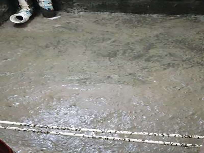 廁所防水重裝施工：使用毛刷、刮刀或鏟子等工具，將需重新做防水位置的基層清理干凈，原防水層凸起的顆粒和地上的浮灰垃圾都要清理干凈。做好基層準備工作后，先使用閃凝漿料將防水層封堵開槽管道縫，進行填實抹平。對墻角、陰陽角、管根、地漏等容易漏水的防水薄弱部位先進行仔細均勻涂刷，使用滾刷進行第一遍大面積涂刷防水涂料。