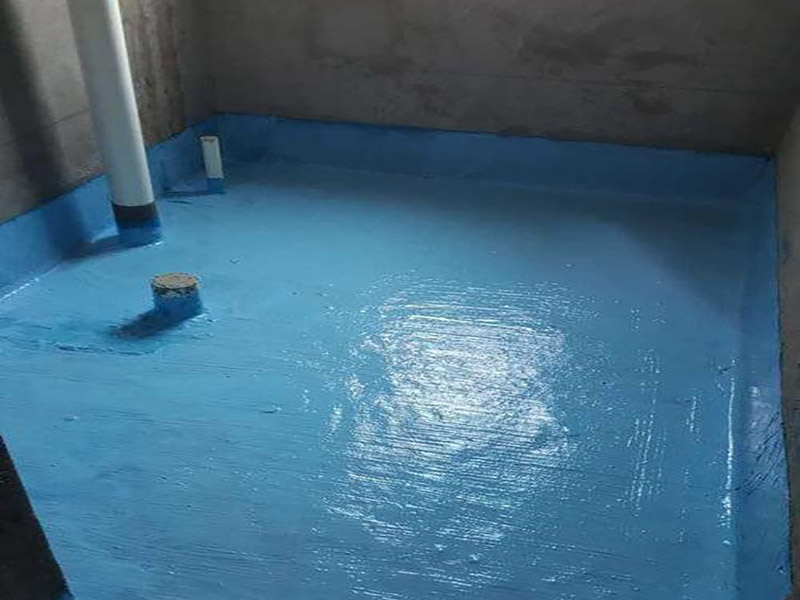 廁所防水重裝施工：使用毛刷、刮刀或鏟子等工具，將需重新做防水位置的基層清理干凈，原防水層凸起的顆粒和地上的浮灰垃圾都要清理干凈。做好基層準備工作后，先使用閃凝漿料將防水層封堵開槽管道縫，進行填實抹平。對墻角、陰陽角、管根、地漏等容易漏水的防水薄弱部位先進行仔細均勻涂刷，使用滾刷進行第一遍大面積涂刷防水涂料。