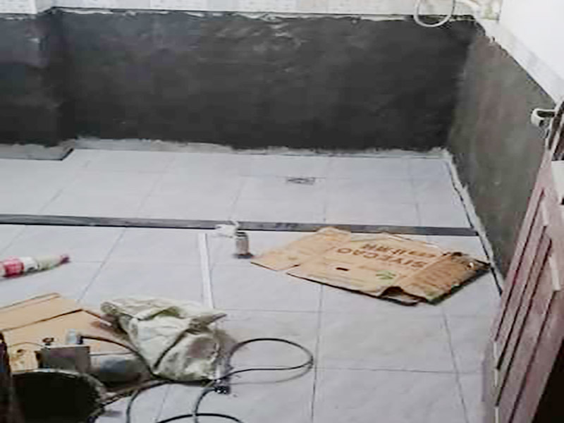 衛(wèi)生間貼磚裝修：先將所需材料準(zhǔn)備好，然后將水泥與建筑膠混合拌勻，用鏟刀將其鏟到地面刮平再將瓷磚鋪上刀壓實(shí)，這樣按照這樣的方式自上而下或自左而右來進(jìn)行貼磚即可。 衛(wèi)生間在進(jìn)行貼瓷磚時，首先要注意的就是防水方面的問題。因此，必須要在鋪磚之前就把衛(wèi)生間墻面與地面的防水做好，這樣就能避免鋪磚之后出現(xiàn)滲水漏水的現(xiàn)象。 貼磚過程中不要為了防水就把瓷磚縫隙留的太小，這樣很容易導(dǎo)致瓷磚熱脹冷縮，最好將瓷磚擠壞，到時候再想貼瓷磚就非常困難了。 瓷磚在使用之前泡水是為了在鋪貼過程中，它的粘度會更加牢固，但要注意有些商家是允許剩余的瓷磚可以退款的，但是如果是泡水了的話，就不能退了，所以不要將所有的瓷磚都泡水。