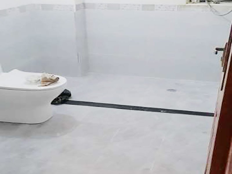 衛(wèi)生間貼磚裝修：先將所需材料準(zhǔn)備好，然后將水泥與建筑膠混合拌勻，用鏟刀將其鏟到地面刮平再將瓷磚鋪上刀壓實(shí)，這樣按照這樣的方式自上而下或自左而右來進(jìn)行貼磚即可。 衛(wèi)生間在進(jìn)行貼瓷磚時，首先要注意的就是防水方面的問題。因此，必須要在鋪磚之前就把衛(wèi)生間墻面與地面的防水做好，這樣就能避免鋪磚之后出現(xiàn)滲水漏水的現(xiàn)象。 貼磚過程中不要為了防水就把瓷磚縫隙留的太小，這樣很容易導(dǎo)致瓷磚熱脹冷縮，最好將瓷磚擠壞，到時候再想貼瓷磚就非常困難了。 瓷磚在使用之前泡水是為了在鋪貼過程中，它的粘度會更加牢固，但要注意有些商家是允許剩余的瓷磚可以退款的，但是如果是泡水了的話，就不能退了，所以不要將所有的瓷磚都泡水。