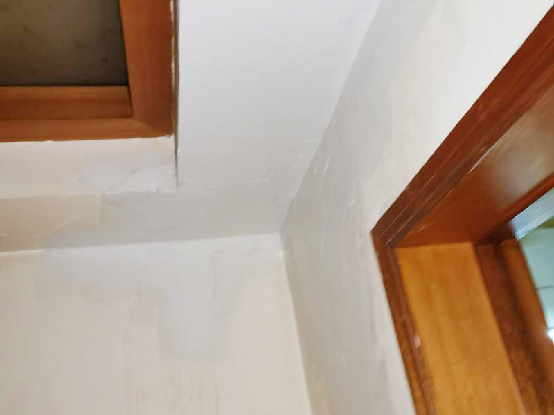 樓下水管漏水吊頂修補：先告知樓上的鄰居暫時不要用水，然后再來觀察水表的數(shù)據(jù)，如果水表一直在走，說明進(jìn)水管漏水，需要及時更換新的水管。樓上的鄰居可以持續(xù)往地漏放水，時間可以持續(xù)兩個小時左右，然后觀察樓下漏水是否嚴(yán)重，嚴(yán)重說明排水管漏水，及時更換新水管就OK。進(jìn)水管和排水管都沒有問題，肯定是防水層漏水。先關(guān)掉水閥，再把水管里的水放干，然后進(jìn)行閉水試驗。防水層漏水可以選擇敲掉瓷磚重做防水來彌補。