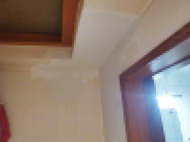 樓下水管漏水吊頂修補：先告知樓上的鄰居暫時不要用水，然后再來觀察水表的數(shù)據(jù)，如果水表一直在走，說明進(jìn)水管漏水，需要及時更換新的水管。樓上的鄰居可以持續(xù)往地漏放水，時間可以持續(xù)兩個小時左右，然后觀察樓下漏水是否嚴(yán)重，嚴(yán)重說明排水管漏水，及時更換新水管就OK。進(jìn)水管和排水管都沒有問題，肯定是防水層漏水。先關(guān)掉水閥，再把水管里的水放干，然后進(jìn)行閉水試驗。防水層漏水可以選擇敲掉瓷磚重做防水來彌補。