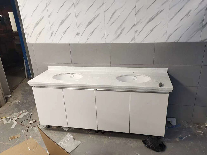 衛(wèi)生間馬桶臺盆安裝：首先要將臺盆安裝孔沿著切割線切割開后剪下，而且要和臺盆的尺寸進行確認(rèn)，只有復(fù)核才能確保臺盆正好安裝進這個槽里。并且將開孔圖復(fù)制在臺面上，用筆在要切割的臺面上面開好孔線。將臺面開孔開好之后，就可以將臺面安裝好了，之后將臺盆放入臺面的切割孔內(nèi)，校正一下位置，并且用筆在臺盆的外邊緣在臺面上標(biāo)記出輪廓。再取下臺盆，按照要求安裝好水孔頭等裝置。最后將玻璃膠打在臺盆的邊緣線和切割面之間的臺面上，將臺盆壓平，并且將擠壓出去的玻璃膠擦拭干凈。等到玻璃膠干了以后，再連接進水管和排水管，將所有的東西都安裝到位之后，再開啟水龍頭檢查各個接口是不是滲漏。