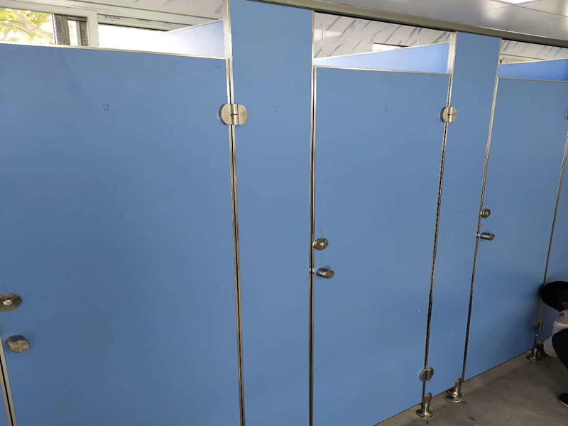 衛(wèi)生間馬桶臺盆安裝：首先要將臺盆安裝孔沿著切割線切割開后剪下，而且要和臺盆的尺寸進行確認(rèn)，只有復(fù)核才能確保臺盆正好安裝進這個槽里。并且將開孔圖復(fù)制在臺面上，用筆在要切割的臺面上面開好孔線。將臺面開孔開好之后，就可以將臺面安裝好了，之后將臺盆放入臺面的切割孔內(nèi)，校正一下位置，并且用筆在臺盆的外邊緣在臺面上標(biāo)記出輪廓。再取下臺盆，按照要求安裝好水孔頭等裝置。最后將玻璃膠打在臺盆的邊緣線和切割面之間的臺面上，將臺盆壓平，并且將擠壓出去的玻璃膠擦拭干凈。等到玻璃膠干了以后，再連接進水管和排水管，將所有的東西都安裝到位之后，再開啟水龍頭檢查各個接口是不是滲漏。