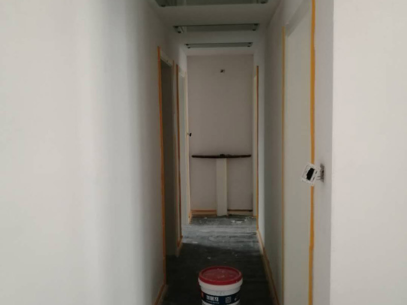 全屋墻面批刮膩子：刮膩子對不同的墻體有著不同的要求，像比較常見的混凝土的墻面，會出現(xiàn)一些氣孔與鼓起的現(xiàn)象，所以就要先把墻面修平整掉，磨平凸起處，填補凹陷處。如果是預制混凝土的墻面，那么它的表面層就會有一些砂礫與疙瘩的現(xiàn)象，這個時候就需要專業(yè)的施工人員，使用用鋼絲刷把墻面整體的刷一遍?；鶎幼龊锰幚砗?，墻面還是會有一些凹陷的地方，這個時候就可以用石膏膩子來補平。將石膏膩子壓實凹陷處，橫抹豎起的地方再重新刮一遍，這樣來確保墻面的平整。