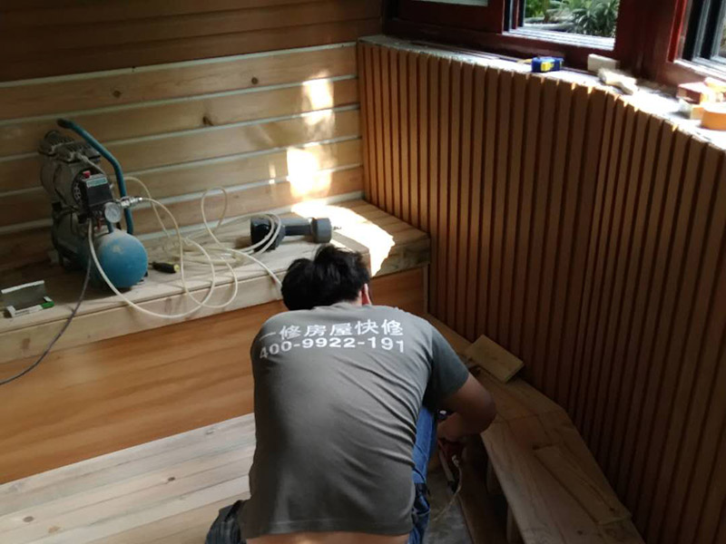 陽(yáng)臺(tái)裝修施工:在家庭裝修的設(shè)計(jì)中，雙陽(yáng)臺(tái)要分出主次，切忌&ldquo;一視同仁&rdquo;.與客廳、主臥相鄰的陽(yáng)臺(tái)是主陽(yáng)臺(tái)，功能以休閑為主。在裝飾材料的使用方面，也同客廳區(qū)別不大。較為常用的材料有強(qiáng)化木地板、地磚等，如果封閉做得好，還可以鋪地毯。墻面和頂部一般使用內(nèi)墻乳膠漆，品種和款式要與客廳、主臥相符。次陽(yáng)臺(tái)一般與廚房相鄰，或與客廳、主臥外的房間相通。次陽(yáng)臺(tái)的功用主要是儲(chǔ)物、晾衣等。因此，這個(gè)陽(yáng)臺(tái)裝修時(shí)可以不封裝，地面要采用不怕水的防滑地磚，頂部和墻壁采用外墻涂料。為了方便儲(chǔ)物，次陽(yáng)臺(tái)上可以安置幾個(gè)儲(chǔ)物柜，以便存放雜物。