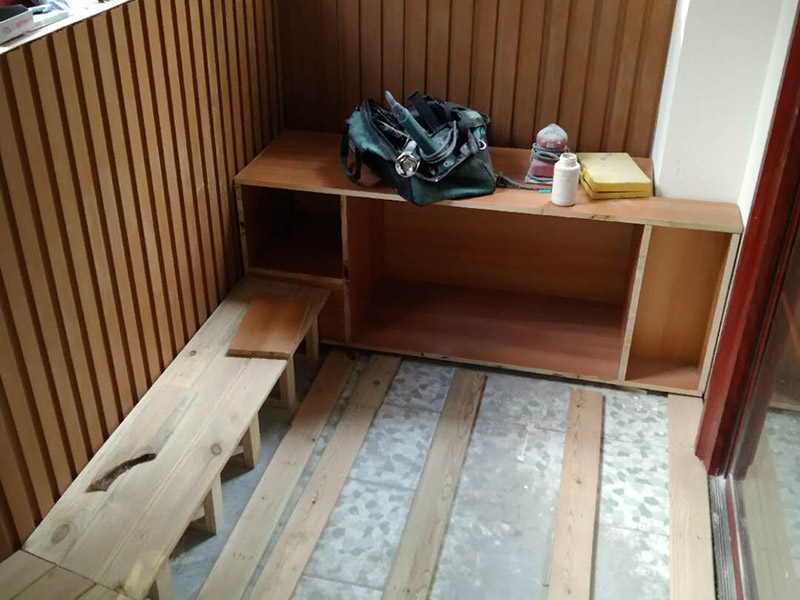 陽(yáng)臺(tái)裝修施工:在家庭裝修的設(shè)計(jì)中，雙陽(yáng)臺(tái)要分出主次，切忌&ldquo;一視同仁&rdquo;.與客廳、主臥相鄰的陽(yáng)臺(tái)是主陽(yáng)臺(tái)，功能以休閑為主。在裝飾材料的使用方面，也同客廳區(qū)別不大。較為常用的材料有強(qiáng)化木地板、地磚等，如果封閉做得好，還可以鋪地毯。墻面和頂部一般使用內(nèi)墻乳膠漆，品種和款式要與客廳、主臥相符。次陽(yáng)臺(tái)一般與廚房相鄰，或與客廳、主臥外的房間相通。次陽(yáng)臺(tái)的功用主要是儲(chǔ)物、晾衣等。因此，這個(gè)陽(yáng)臺(tái)裝修時(shí)可以不封裝，地面要采用不怕水的防滑地磚，頂部和墻壁采用外墻涂料。為了方便儲(chǔ)物，次陽(yáng)臺(tái)上可以安置幾個(gè)儲(chǔ)物柜，以便存放雜物。