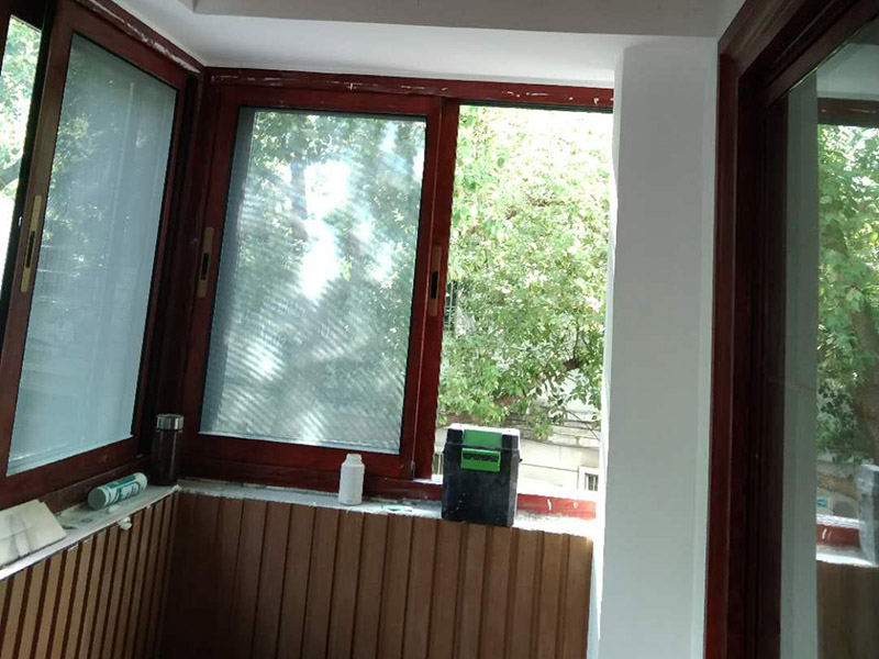 陽(yáng)臺(tái)裝修施工:在家庭裝修的設(shè)計(jì)中，雙陽(yáng)臺(tái)要分出主次，切忌&ldquo;一視同仁&rdquo;.與客廳、主臥相鄰的陽(yáng)臺(tái)是主陽(yáng)臺(tái)，功能以休閑為主。在裝飾材料的使用方面，也同客廳區(qū)別不大。較為常用的材料有強(qiáng)化木地板、地磚等，如果封閉做得好，還可以鋪地毯。墻面和頂部一般使用內(nèi)墻乳膠漆，品種和款式要與客廳、主臥相符。次陽(yáng)臺(tái)一般與廚房相鄰，或與客廳、主臥外的房間相通。次陽(yáng)臺(tái)的功用主要是儲(chǔ)物、晾衣等。因此，這個(gè)陽(yáng)臺(tái)裝修時(shí)可以不封裝，地面要采用不怕水的防滑地磚，頂部和墻壁采用外墻涂料。為了方便儲(chǔ)物，次陽(yáng)臺(tái)上可以安置幾個(gè)儲(chǔ)物柜，以便存放雜物。