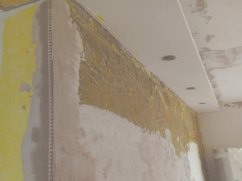 局部掛網(wǎng)刮膩?zhàn)樱?、先對(duì)墻面涂刷一遍界面劑；2、查看一下墻面有沒有裂縫的情況，如果有那么要利用白乳膠和牛皮紙，修復(fù)裂縫處；3，利用石膏對(duì)墻面不平整的地方進(jìn)行找平，保證墻面的平整誤差是在0.5公分以內(nèi)；4、將網(wǎng)格布按照從上到下、從左到右的順序平整的張貼在墻上；5、給墻面涂刷兩遍到三遍膩?zhàn)臃邸? width=